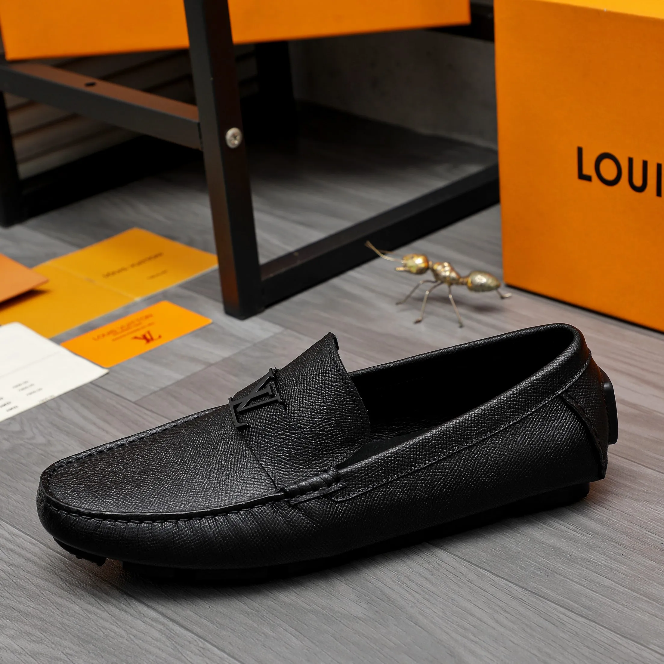 Men's shoes💰400 Product trademark: LV "Louis Vuitton" casual slip-on shoes Regular size: 38-45 (45 is custom-made and non-returnable) Product materials: Selected pebbled cowhide upper, pigskin lining, rubber outsole